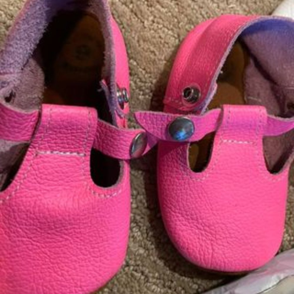 Size 6 VGUC Mon Petit Shocking Pink t-straps